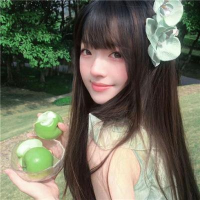 泳池里的男孩